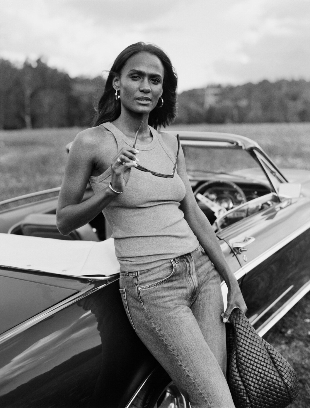 Linne och jeans, Tôteme. Solglasögon, Oscar Magnuson. Väska, Bottega Veneta. Örhängen, armband och ring, Annette Welander. Skådespelaren Nanna Blondell i intervju i ELLE