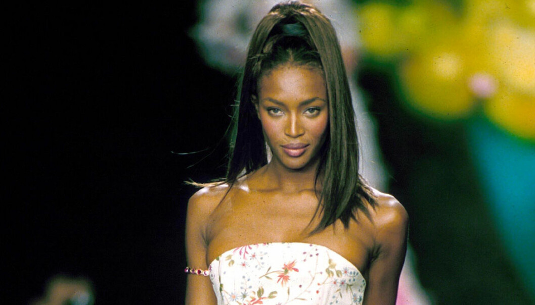 Naomi Campbell i tubtopp och hög hästsvans mitt på huvudet