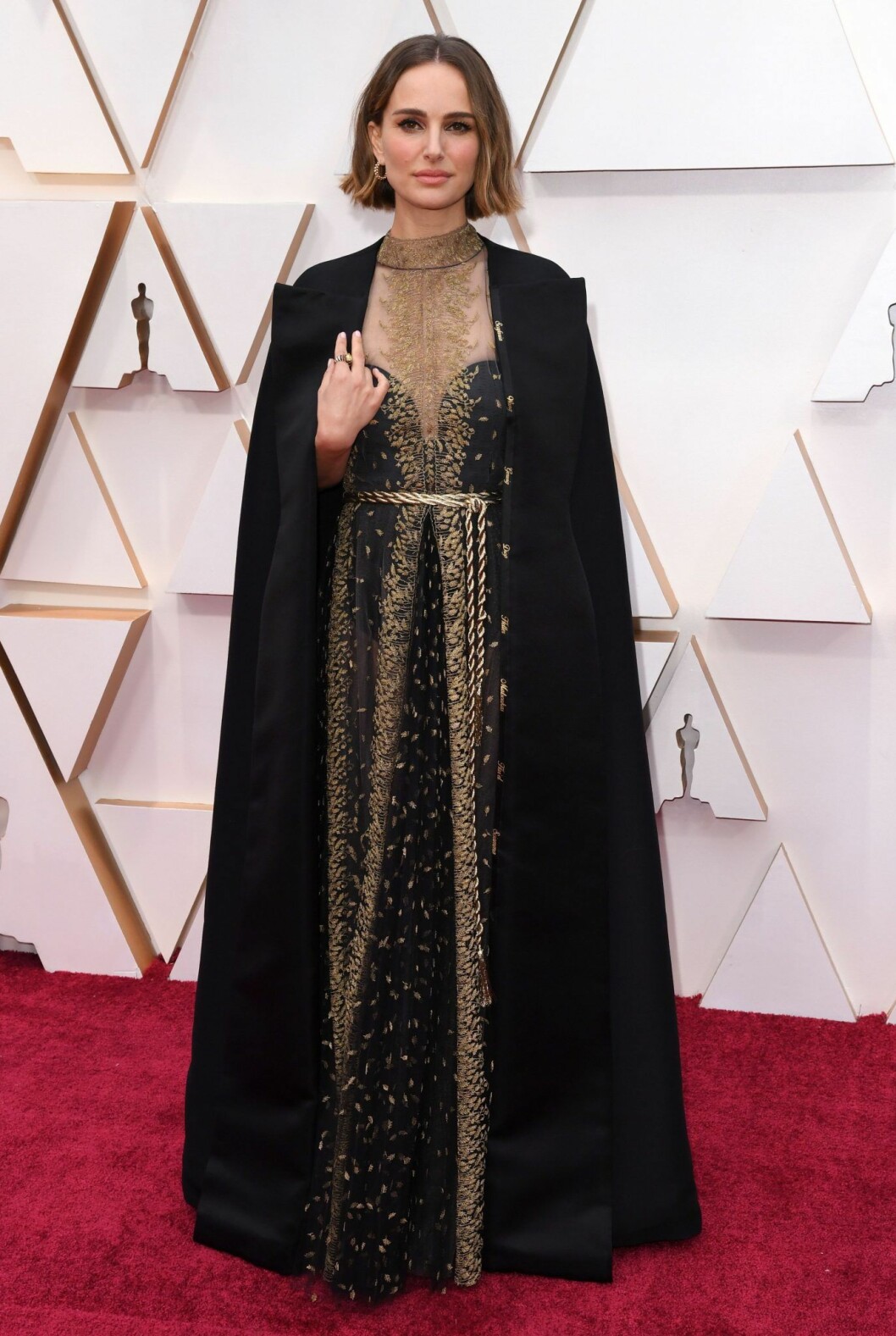 Natalie Portman i svart klänning med svart cape på röda mattan
