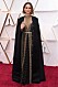 Natalie Portman i svart klänning med svart cape på röda mattan