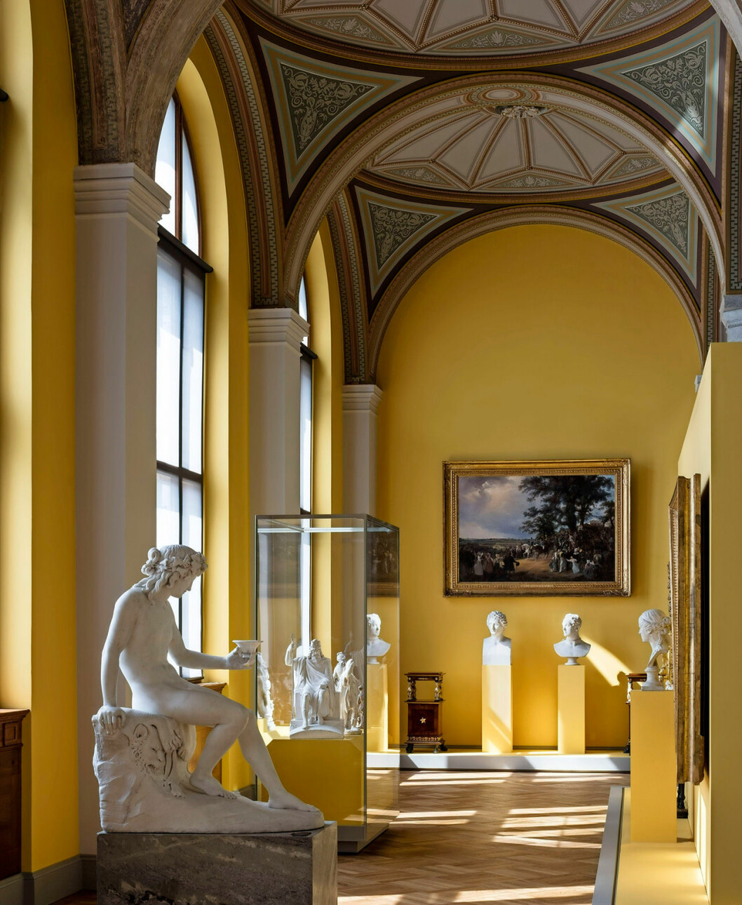 Salen med konst från 1800 till 1870 strålar av ljus, både från fönstren som öppnats på nytt och från de solgula väggarna. Foto: Bruno Ehrs/Nationalmuseum Salen med konst från 1800 till 1870 strålar av ljus, både från fönstren som öppnats på nytt och från de solgula väggarna.