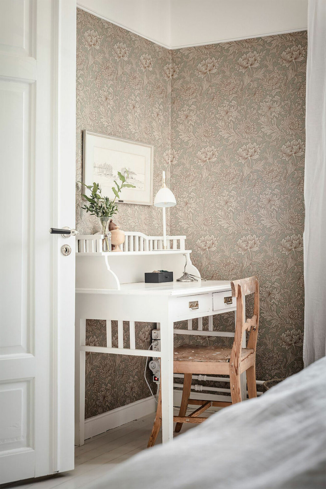Vi drömmer om vackra vintagemöbler och blommiga tapeter. Foto: Anders Bergstedt för Alvhem/mäklare: Ann Stenmark skrivbord/arbetshörna i nationalromantisk stil med blommig tapet