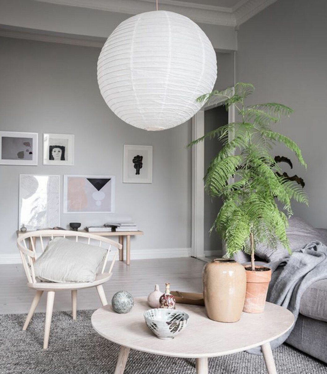 Obehandlat trä är en favorit bland naturmaterialen i det skandinaviska hemmet. | Foto: Alen Cordic/SE360 Styling: Emma Fischer/Emma Hos för <a href="https://www.instagram.com/bjurfors_goteborg/" target="_blank" rel="noopener">Bjurfors</a>/mäklare: Malin Bjerkhede Naturmaterial är en favorit i de skandinaviska inredningarna