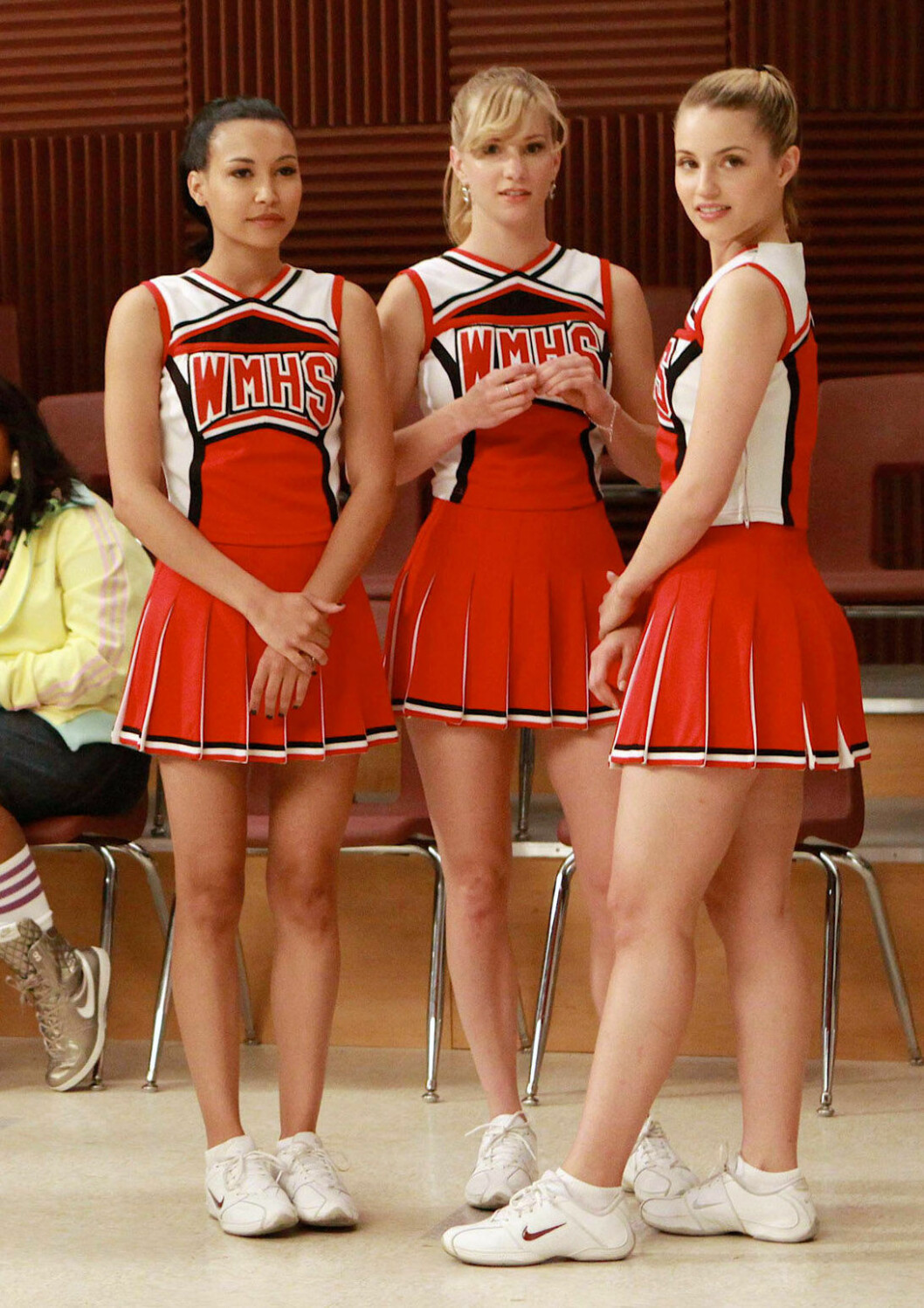 Naya Rivera längst till vänster spelade Santana, Heather Morris i mitten spelade Brittany och Dianna Agron längst till höger spelade Quinn. Santana, Brittany och Quinn i Glee har röda och vita cheerleading dräkter