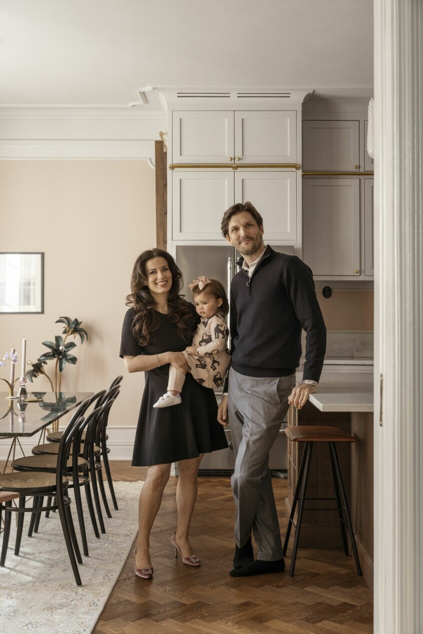 Nazli Zia med maken Markus och dottern Viola. Se mer av Nazlis inredning på Instagram @ettrosarum. Nazli Zia