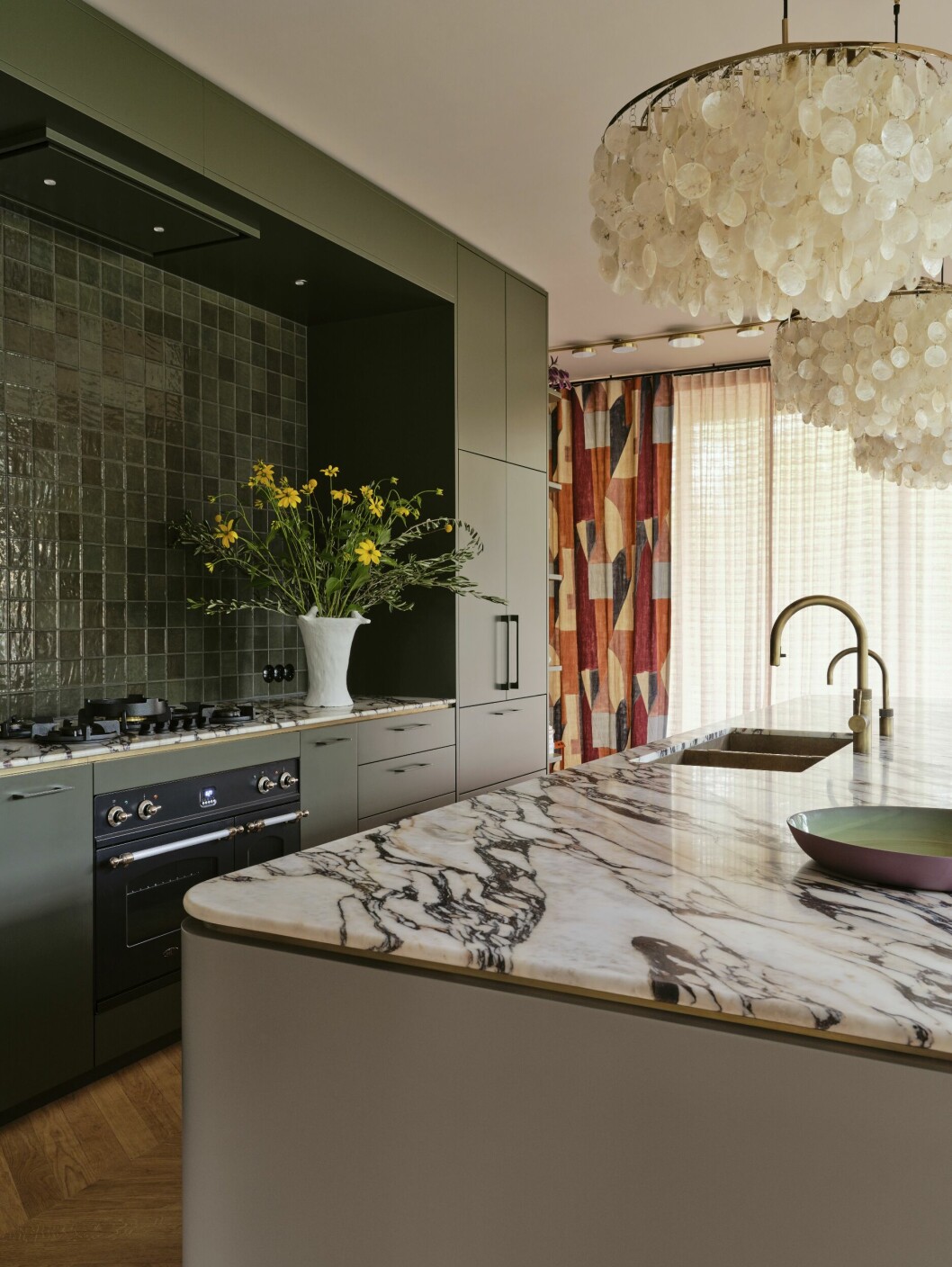 Specialbyggt kök, JOB Interieurbouw. Kakel, Intercodam. Pärlemorlampor ovanför köksön, Verpan/Mobilia. Gardiner, <em>District</em> <em>fabric</em>, Kelly Wearstler. Handgjord vas, <em>Tinja</em>, via Atelier ND Interior. kök hemma hos skådespelaren carice van houten