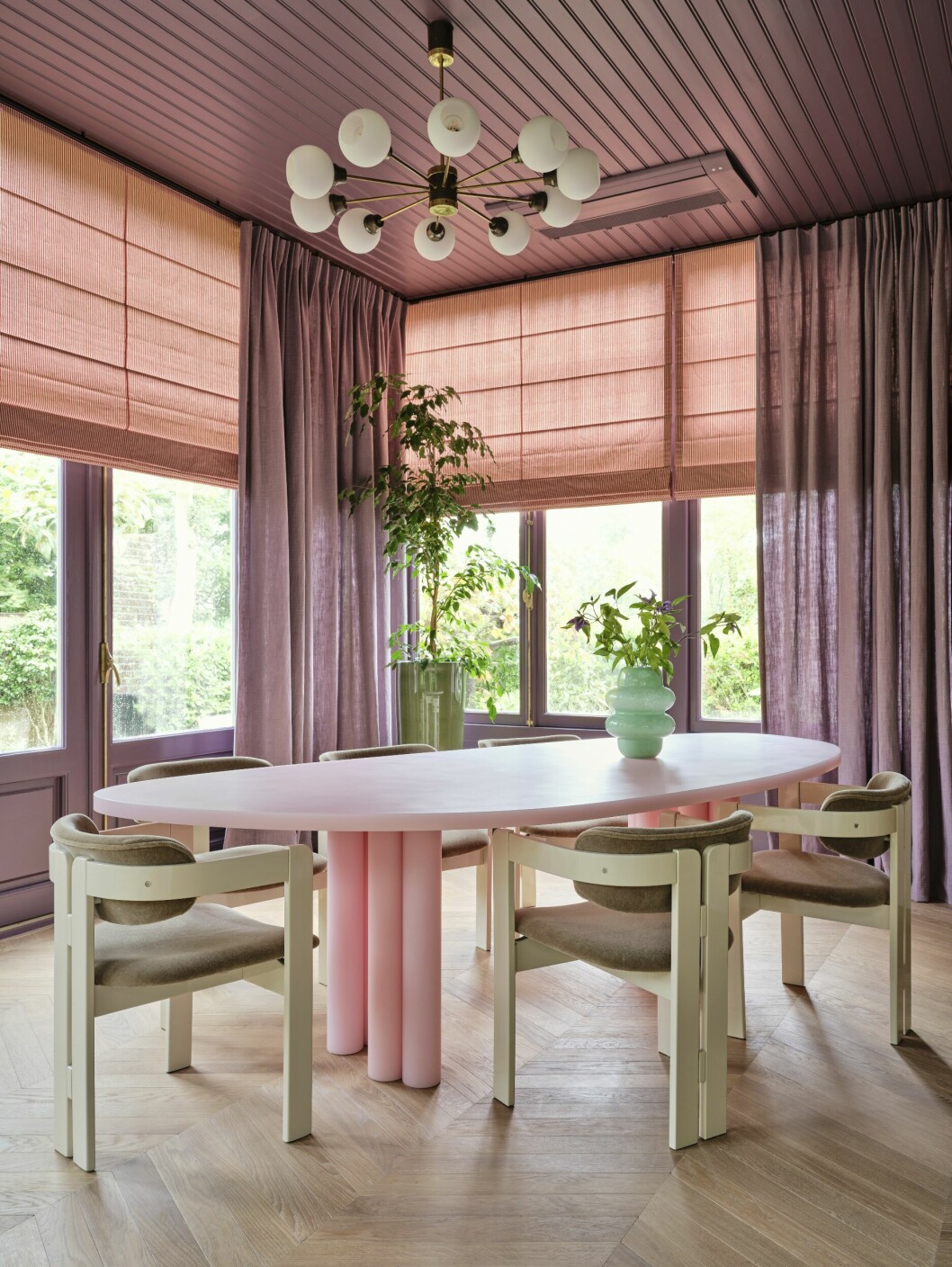 Matsalsbord, Sabine Marcelis. Vintagestolar, <em>Pigreco</em> av Gavina i mohair via Pierre Frey Mud. Vintagelampa över bordet, Morentz. Gardiner, Etoffe. Hissgardiner, <em>Moiré stripe scarlet </em>av Helene Blanche, via Tapet Cafe. Vas, Atelier ND Interior. matplats hemma hos skådespelaren carice van houten