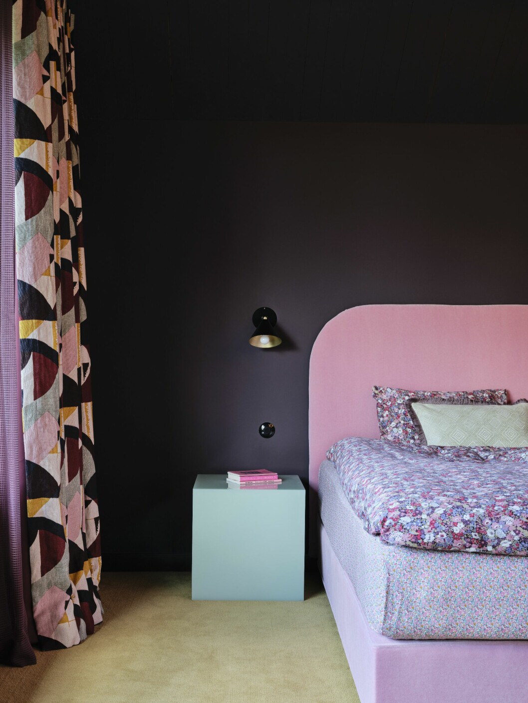 Gardiner, <em>Abstract multicolor</em>, Zoffany. Sängbord, Sabine Marcelis. Vägglampa, Atelier Areti. Sänggavel klädd i tyget Mohair teddy, Pierre Frey. Sängkläder, Coco & Wolf. färgglatt sovrum hemma hos skådespelaren carice van houten