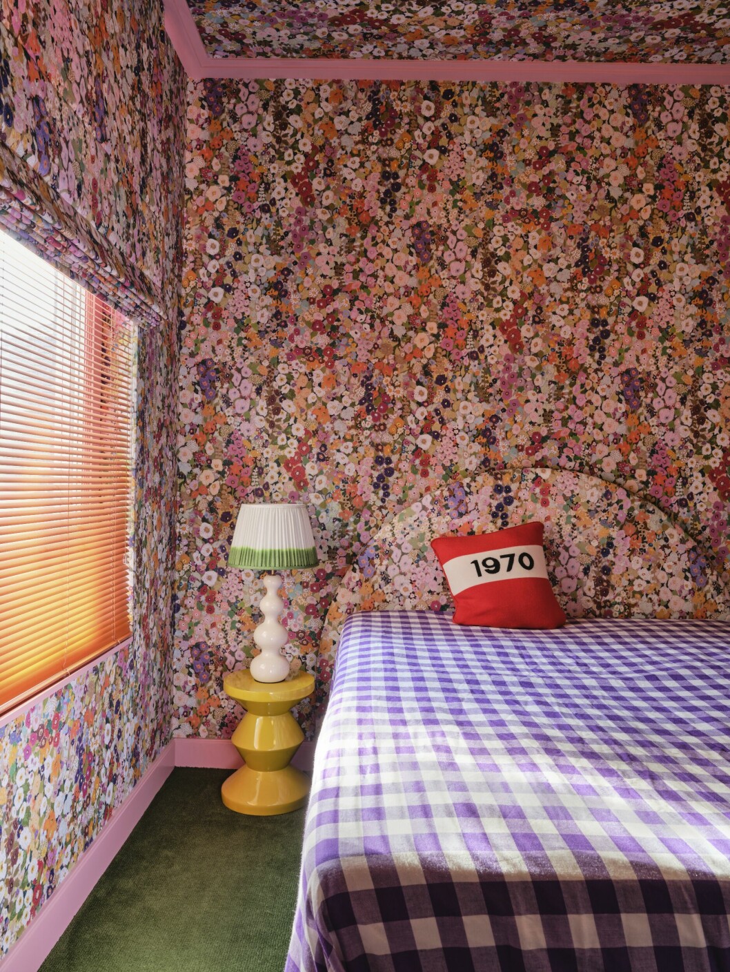 Gästrum med tapet, <span class=" italic" data-lab-italic_desktop="italic">Hollyhocks spring</span>, House of Hackney, både på väggar och tak. Persienner, Worldwide Weavers. Sänglampa och överkast av 70-talstyg, Atelier ND Interior. sovrum med tapet hemma hos skådespelaren carice van houten