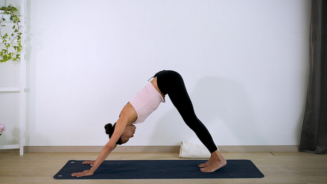 Johanna Ljunggren gör yogapositionen Nedåtgående hund