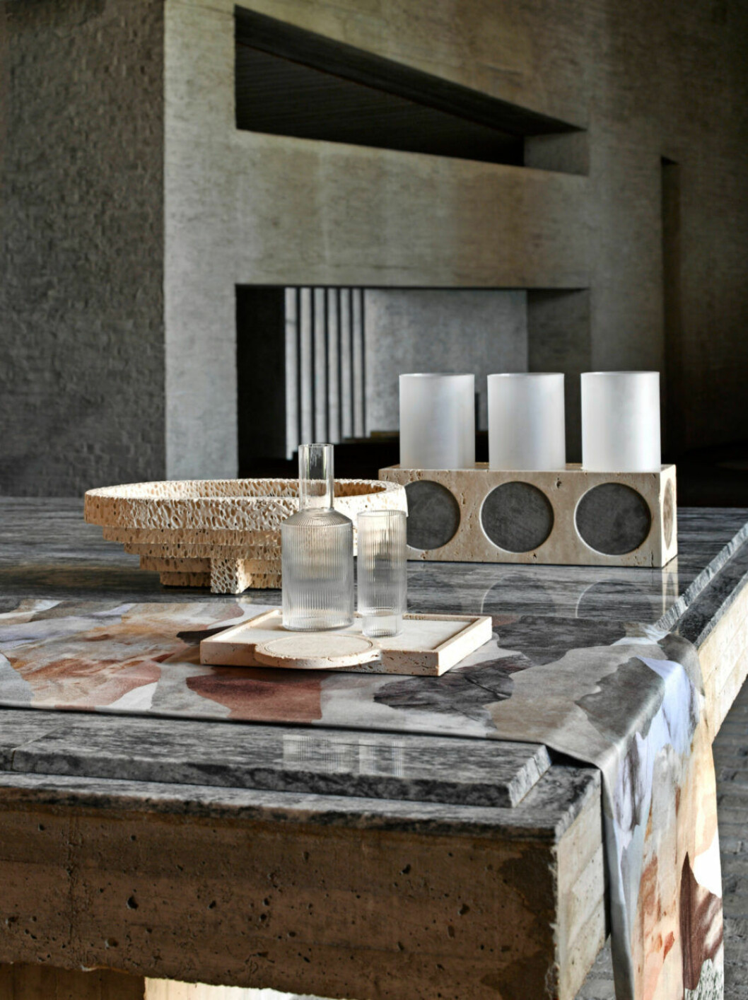Linnetyg <em>Atlas</em>, Zimmer + Rodhe. Skål <em>Neolit</em>, Studio Furthermore, Co van der Horst. Bricka <em>Palazzo Valet</em>, Giobagnara. Karaff och glas <em>Ripple</em>, Ferm Living. Ljuslykta <em>Palazzo Triple</em>, Giobagnara. Skålen från Neolit för tankarna till havet och koraller
