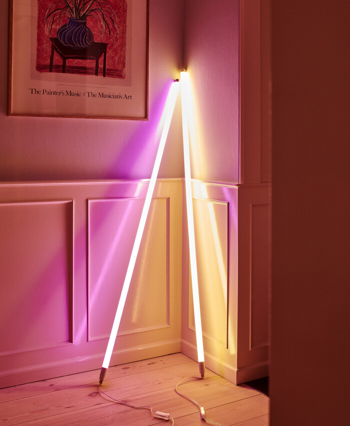 Neonlampor i rosa och gult från Hay skapar ett blickfång i hemmet. Foto: Hay neon tub lampor från hay