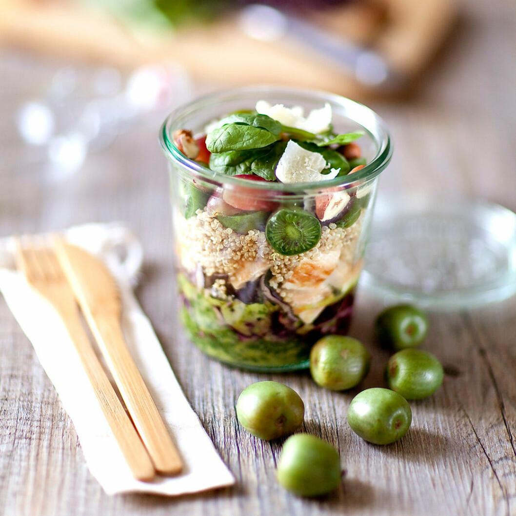 Sallad med nergi, spenat, quinoa, rödkål och kyckling. Sallad med nergi, spenat, quinoa, rödkål och kyckling.