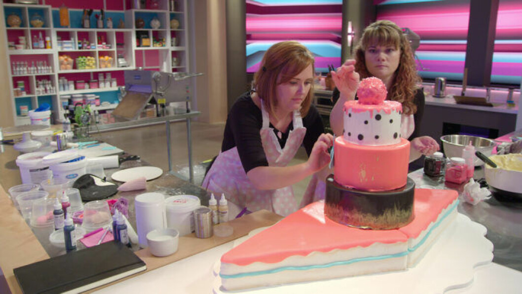 Två koncentrerade deltager i Sugar Rush på Netflix.