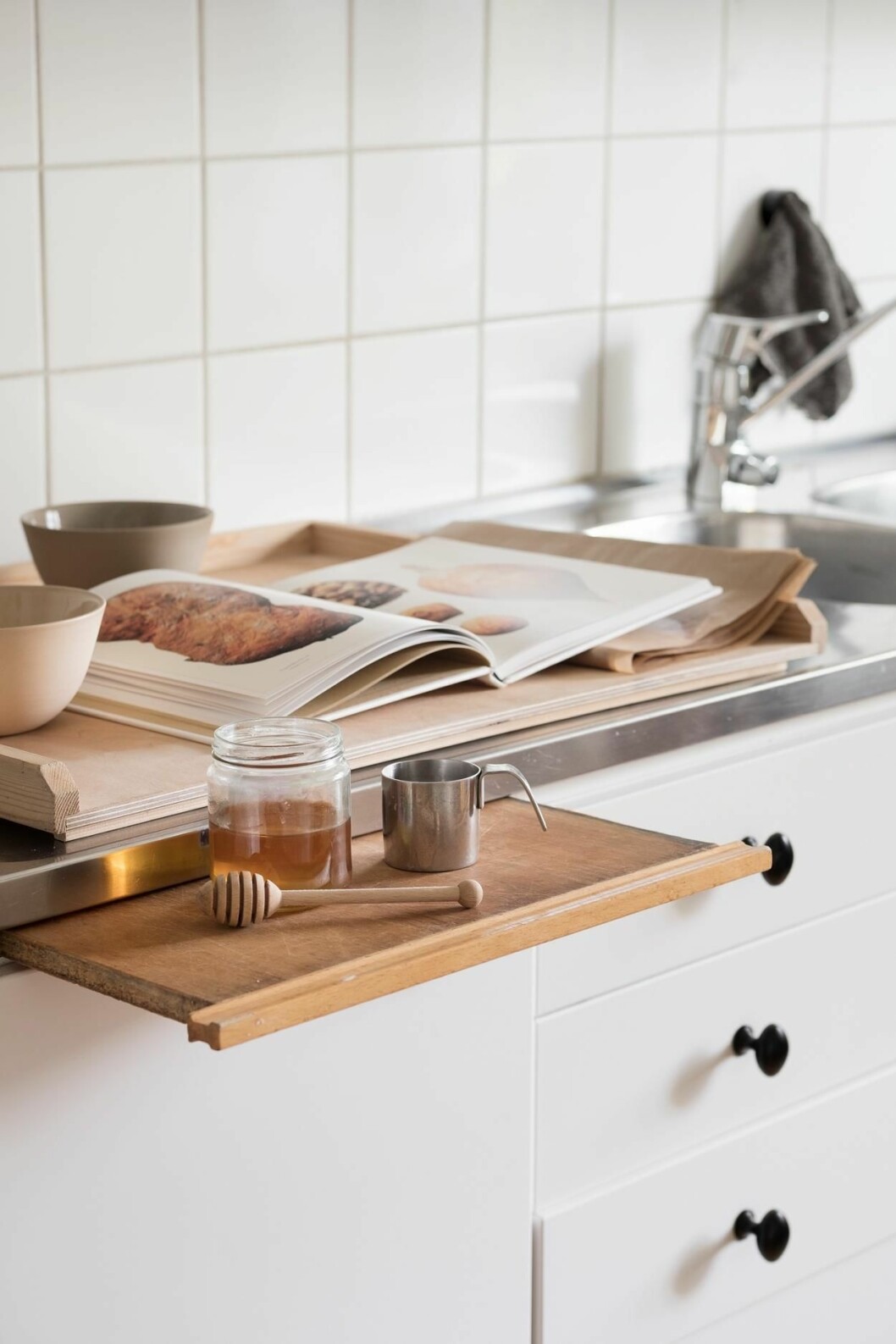 Styling: Mimmi Staaf. Foto: Joakim Johansson för <a href="https://www.fantasticfrank.se/" target="_blank" rel="noopener">Fantastic frank</a> Neutrala nyanser som beige och vitt ger ett lugnt intryck – ett stylistknep