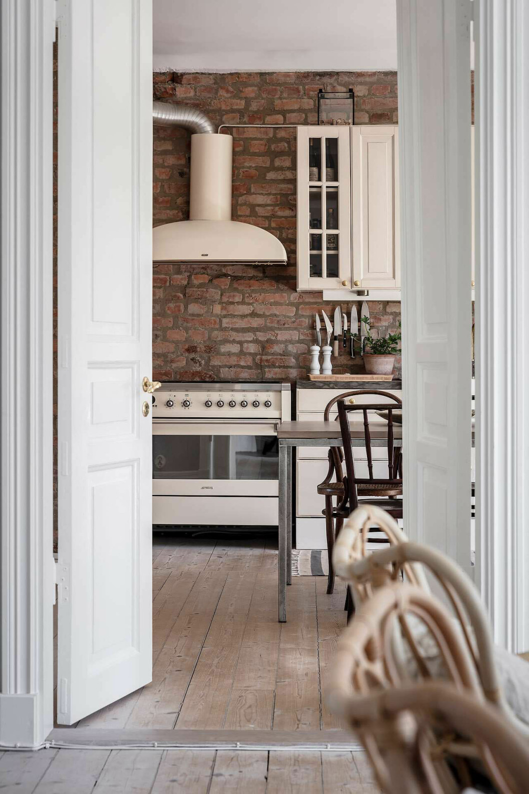 Styling: Studio Cuvier. Foto: Anders Bergstedt för <a href="https://www.alvhem.com/" target="_blank" rel="noopener">Alvhem</a> Netraula färger gör köket harmoniskt