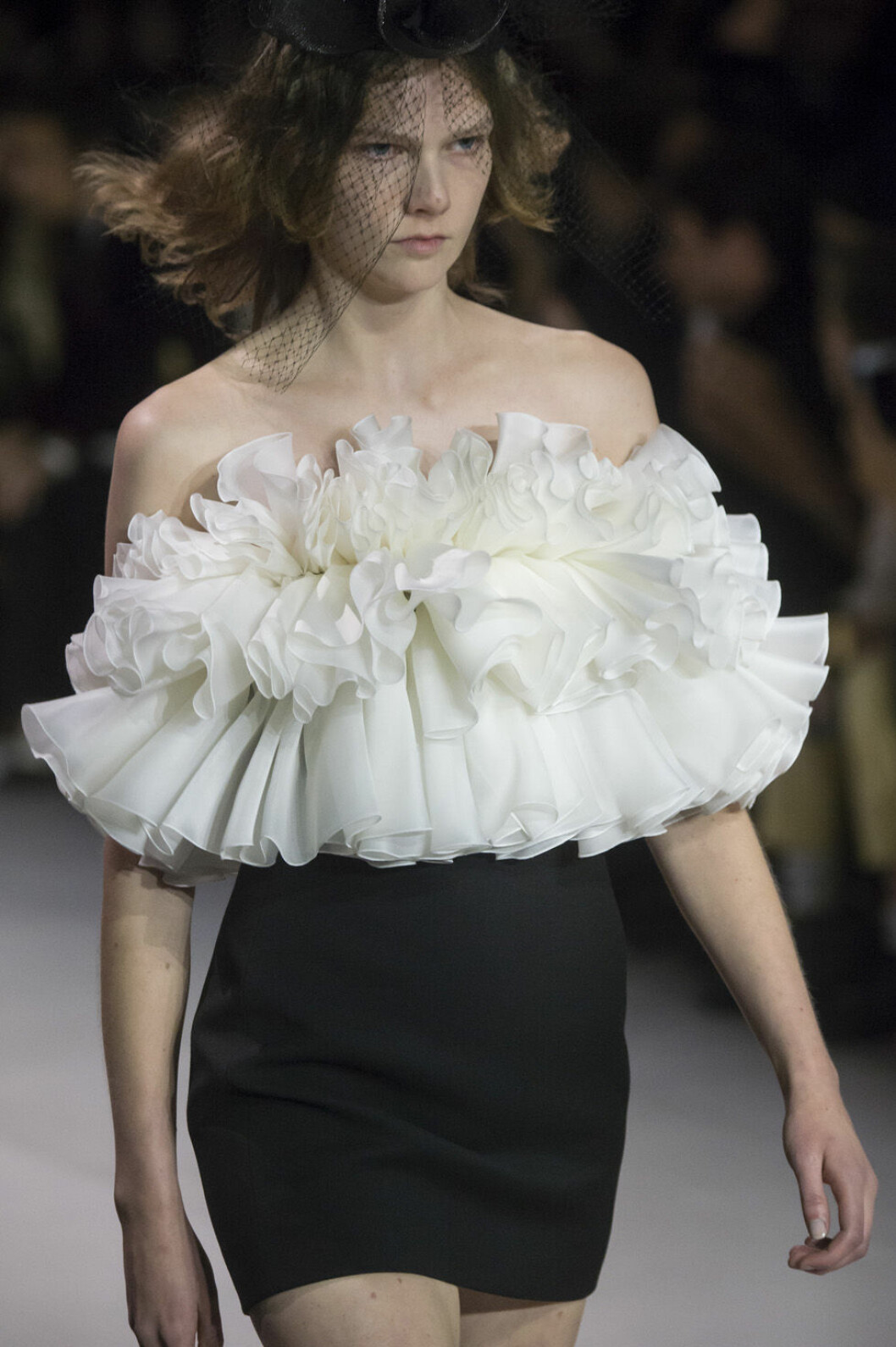 Celine catwalk ss 19 vit volangtopp