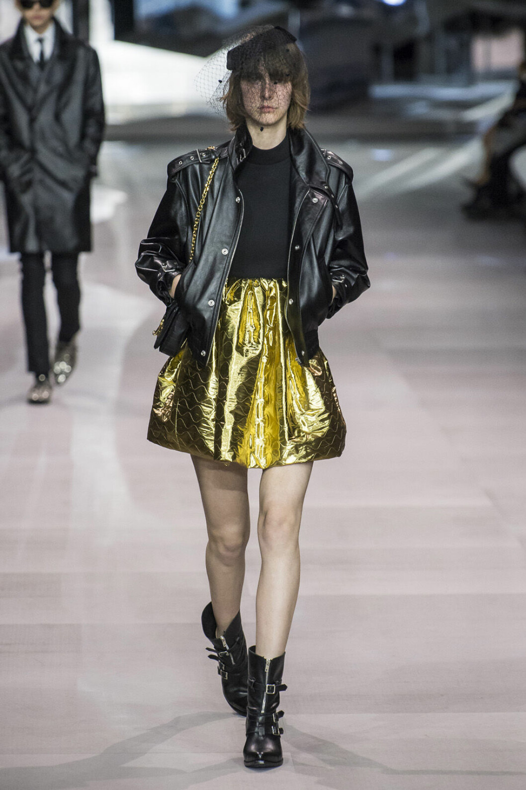 Celine catwalk ss 19 gulkjol och läderjacka
