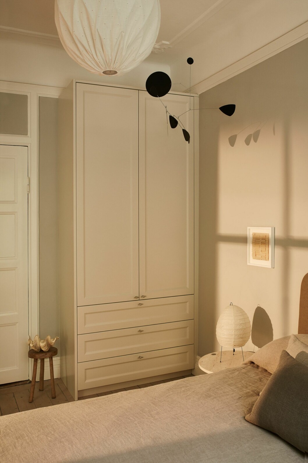 Beige garderob från New Day Interior hemma hos Mathilda Brusewitz