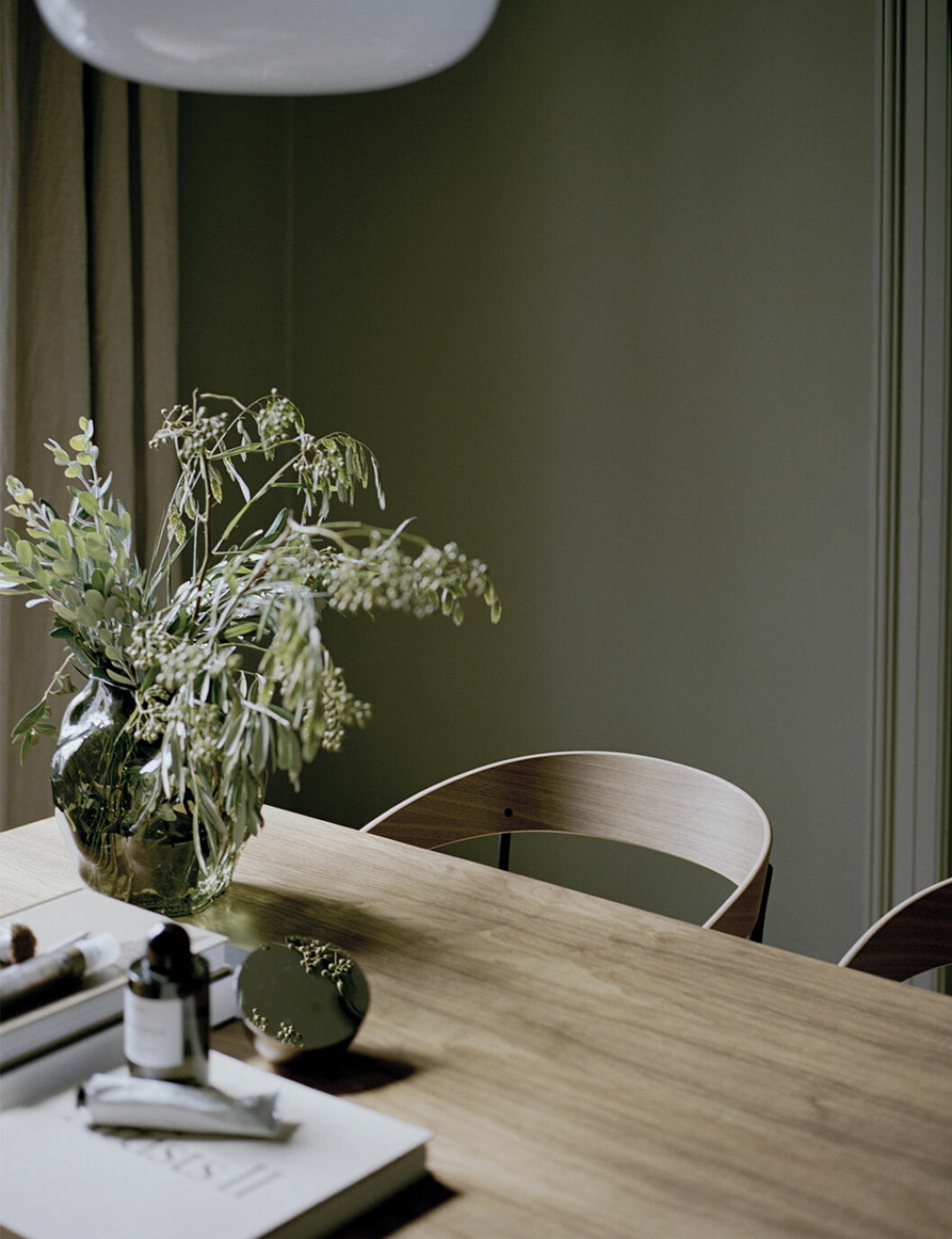 De jordiga tonerna gifter sig fint med nyanser av grönt. Foto: New Works Jordnära med en touch av grönt hos New Works hösten 2020