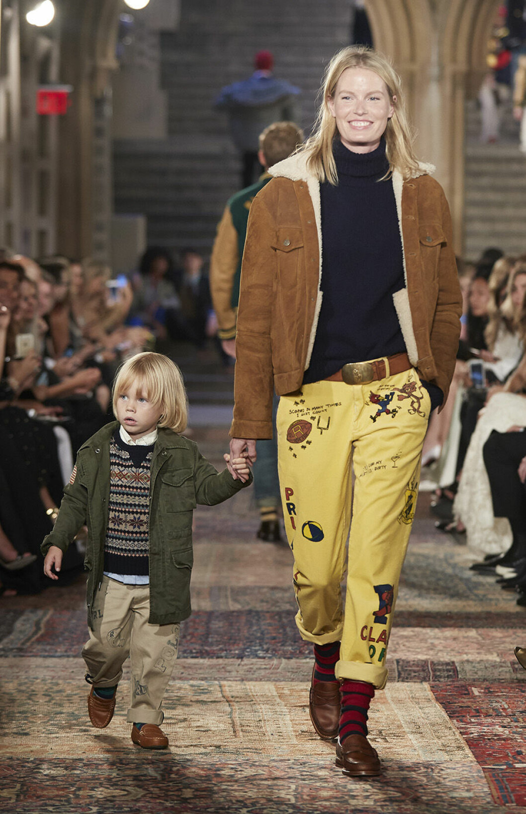 Sötchock! Den svenska toppmodellen Caroline Winberg och hennes bedårande son Casper på Ralphs megavisning. Den svenska toppmodellen Caroline Winberg och hennes bedårande son Casper på Ralphs megavisning.