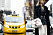 Streetstyle NYFW, gul taxi och kvinna i skinnkavaj.