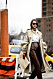Streetstyle NYFW, kvinna i bruna skinnbyxor.