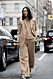 Streetstyle NYFW, Eva Chen i beige outfit.