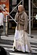 Beige stickad tröja och väska, streetstyle-look från New York Fashion Week 2020.