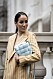 Ljusblå Bottega Veneta väska, streetstyle-look från New York Fashion Week 2020.
