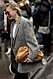 Ljusbrun clutchväska, streetstyle-look från New York Fashion Week 2020.