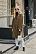 Streetstyle NYFW,, kvinna i denim och brun jacka.