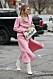 Streetstyle NYFW, rosa outfit med vit clutch från Balenciaga.