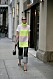 New York Fashion Week ss20 streetstyle. Cool look med neon och beige-randig polotröja.
