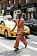 New York Fashion Week ss20 streetstyle. Orangefärgad kostym.
