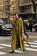 Olivgrön streetstyle-look från New York Fashion Week 2020.