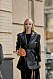 Orange liten Bottega Veneta väska streetstyle-look från New York Fashion Week 2020.