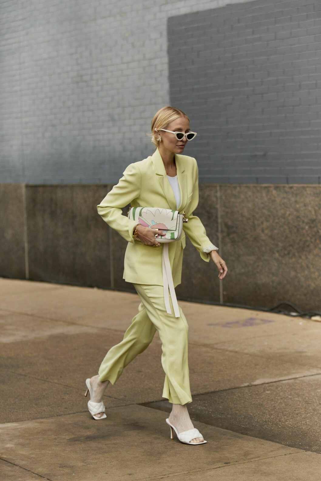 Pastellfärgad streetstyle-look från New York Fashion Week 2020.