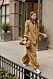 Ton i ton streetstyle-look från New York Fashion Week 2020 med clutch från Bottega Veneta.