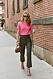 New York Fashion Week ss20 streetstyle. Rosa look kombinerat med bruna byxor med Fendi-monogram.