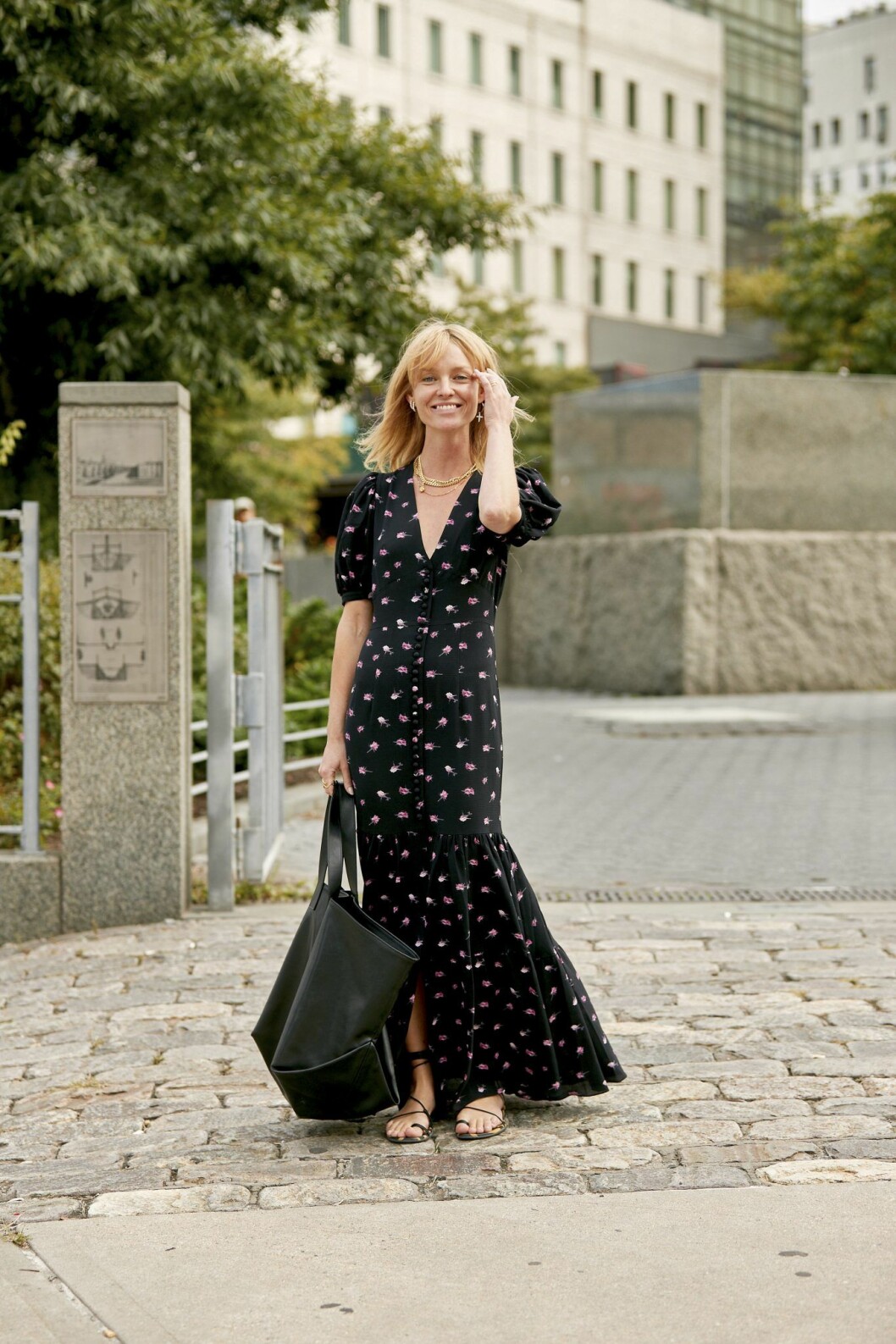 Streetstyleinspiration! Bär remsandalerna med en romantisk sommarklänning. Streetstyleinspiration! Bär remsandalerna med en romantisk sommarklänning.