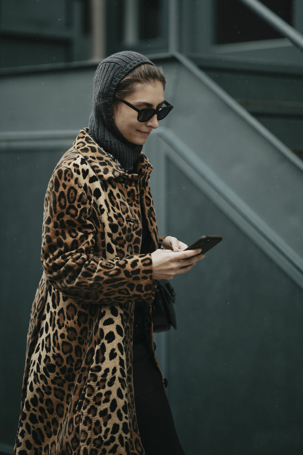 Streetstyle med leopardkappa och halsduk.