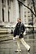 Streetstyle New York Fashion Week AW22 kort grå jacka.