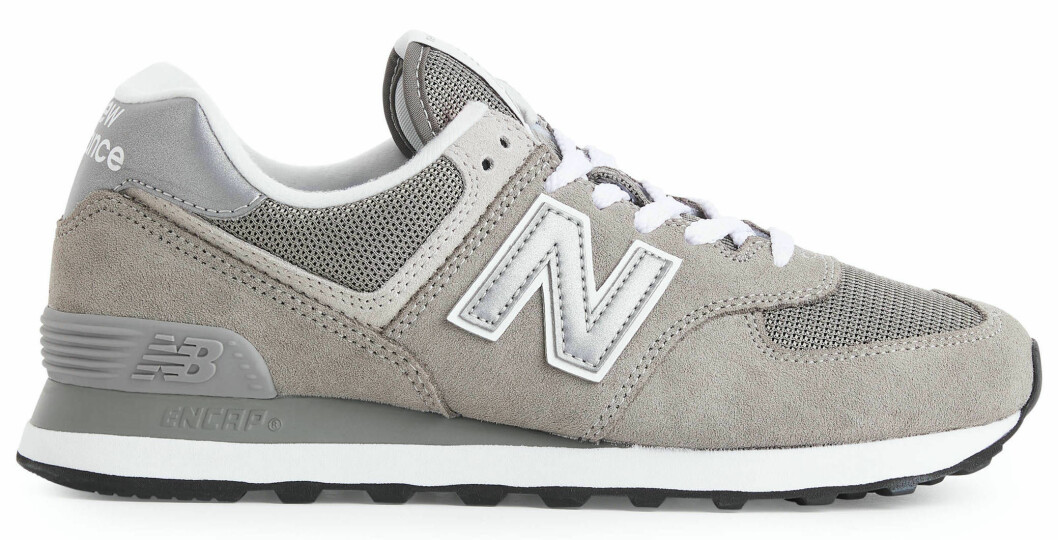 grå sneakers från new balance.