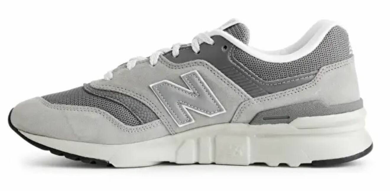 grå sneakers från New Balance.
