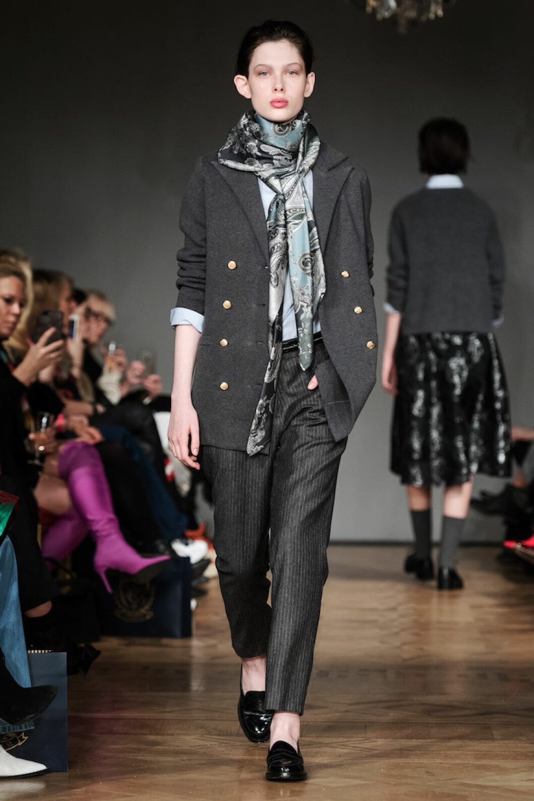Newhouse AW18 Stor grå sjal från Newhouse AW18