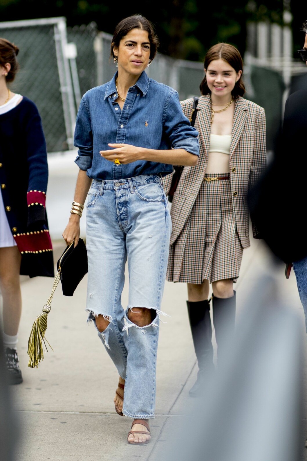 Streetstyleinspiration från Leandra Medine Cohen som stylar ljus denim med en mörkare tvätt upptill.