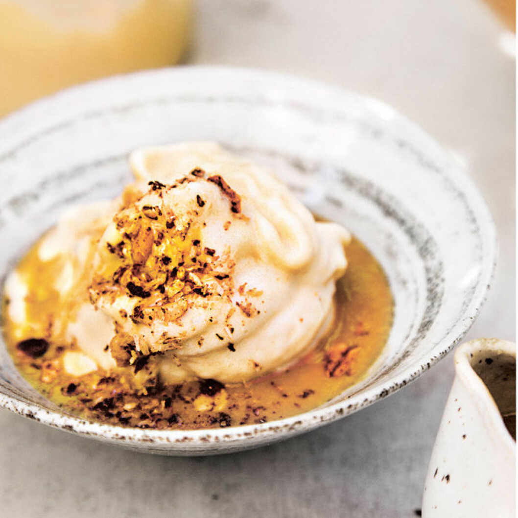 Nice cream med nötter och kolasås.