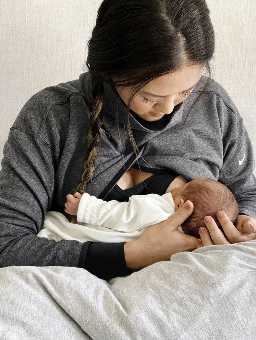 Amerikanska golfaren Michelle Wie West ammar i sportbehån och överdragströjan. Michelle Wie West ammar i bh