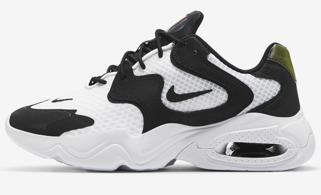 Vita sneakers från Nike med svarta detaljer.